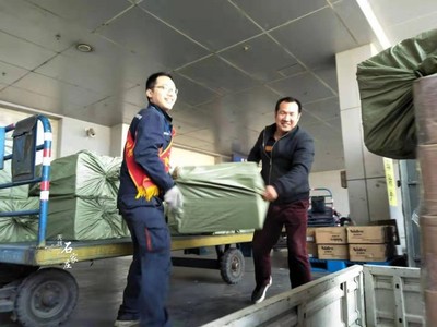 弘扬雷锋精神，河北机场“从家飞”志愿服务队“雷锋日”再展风采——运输货物打包服务暖人心